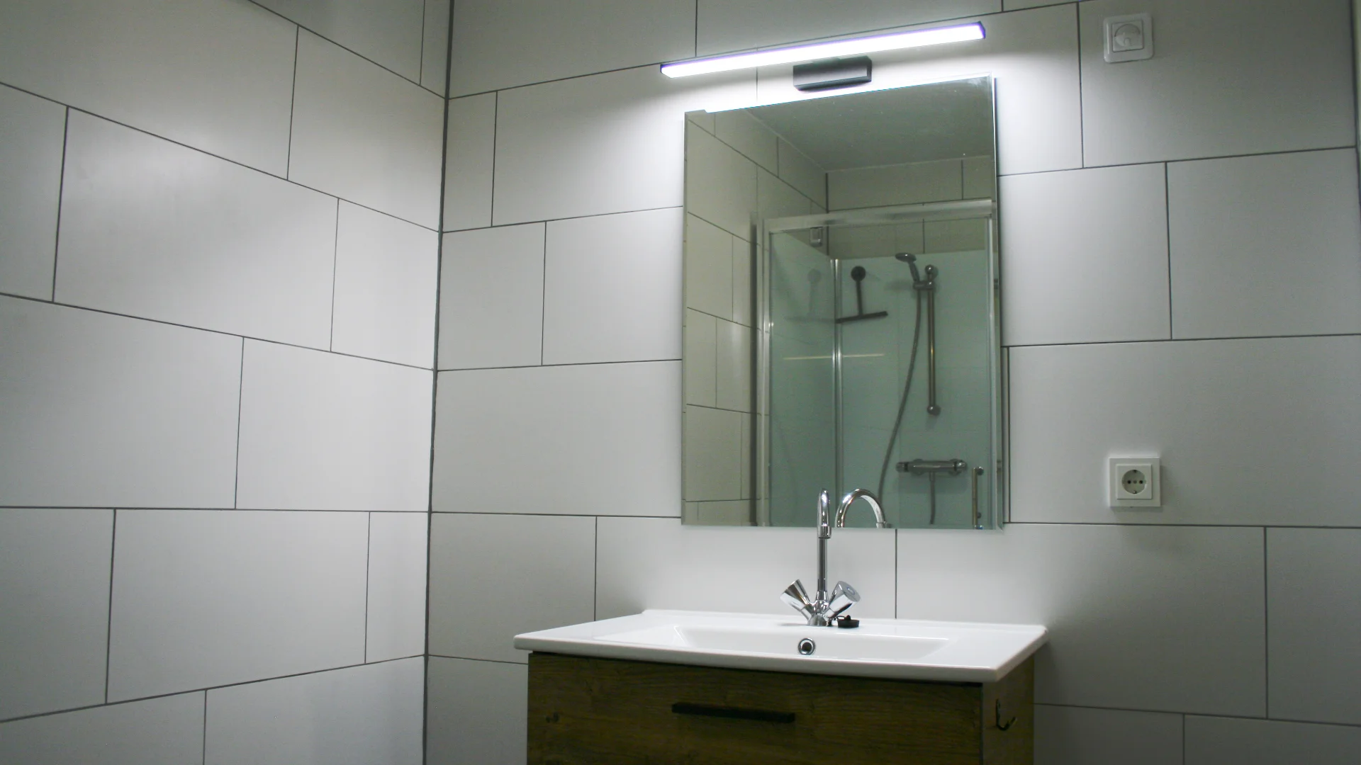 Een badkamer shot van de spiegel met belichting voor je te kunnen opmaken, tanden te poetsen altijd handig en zeker een onmisbaar item voor je vakantie.